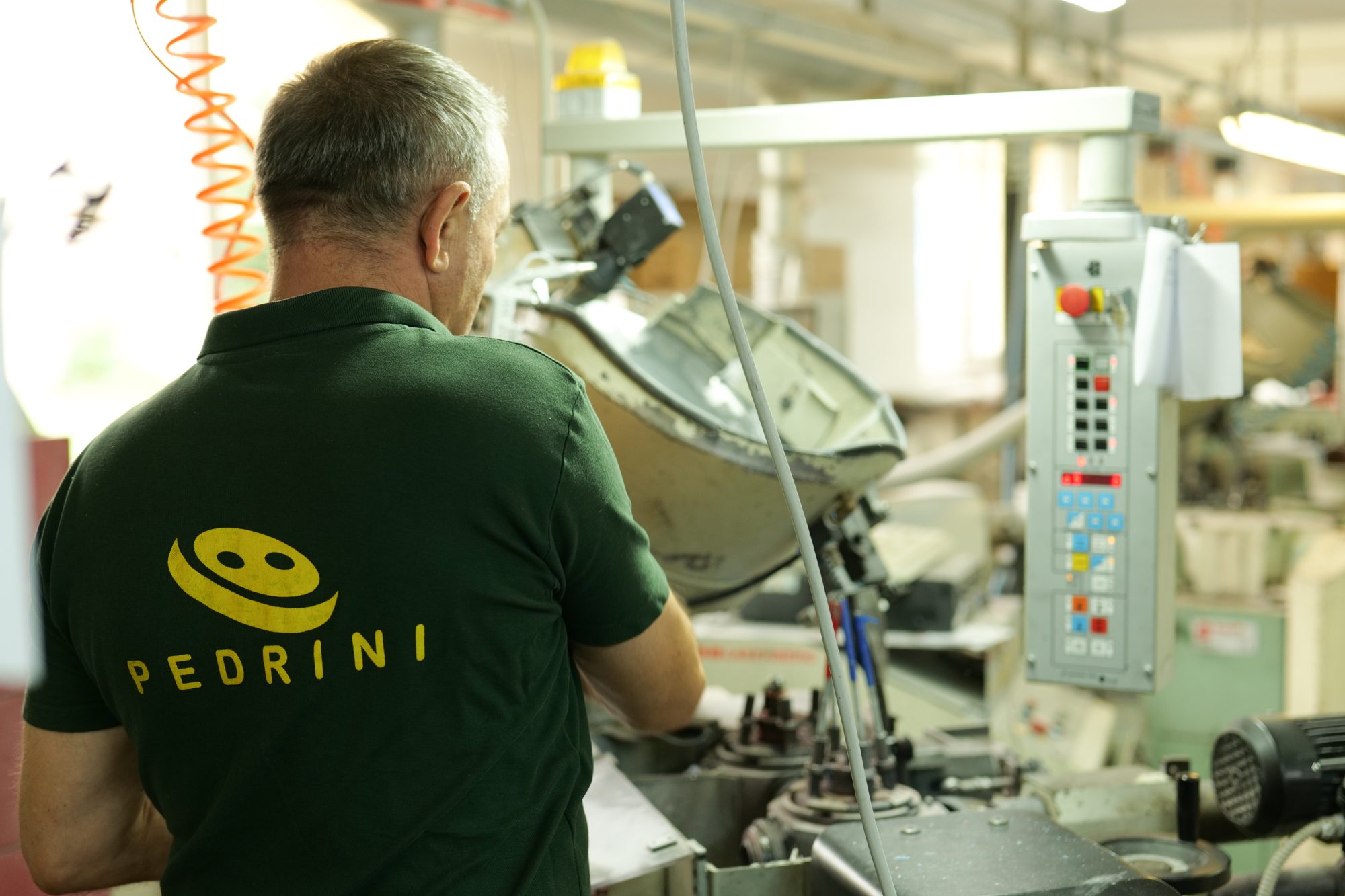 Producție de nasturi în fabrica Pedrini
